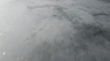 Hızlı ve Hızlı, göl veya nehirdeki buzun üzerindeki insansız hava aracı görüntüsünü kapatın. Suyun üzerinde buz kırma ve eritme.