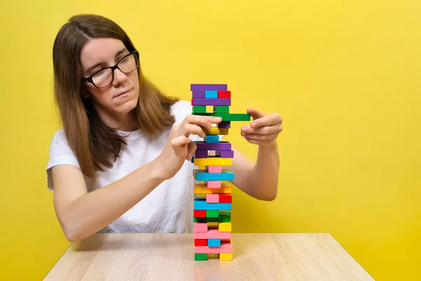 Frau Hat Spaß Beim Jenga Spielen Auf Gelbem Hintergrund — Stockfoto