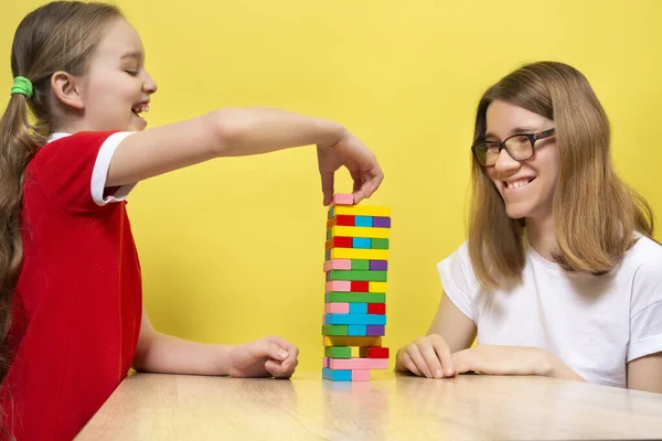 Eine Glückliche Familie Die Mit Ihren Entzückenden Töchtern Eine Runde — Stockfoto