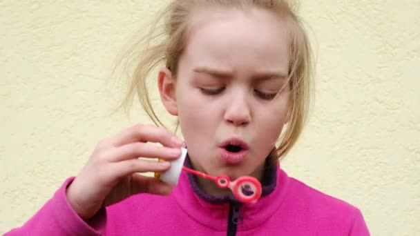 Chica adolescente soplando burbujas de jabón en la calle. Actividad callejera de niños. Vídeo de resolución 4k — Vídeo de stock