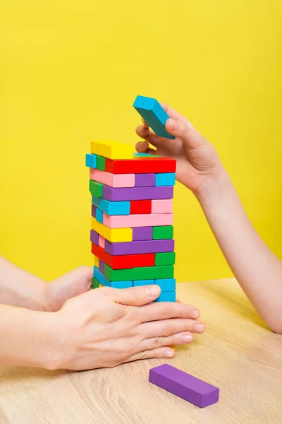 Hände schließen sich zu einem runden Turm mit Holzklötzen. Planung, Risiko und Strategie im Geschäfts- oder Bauwesen — Stockfoto