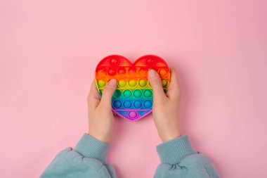 Eller Pop It Antistress oyunuyla oynuyor. Pop Fidget Duyusal Otizm Oyuncağı Özel Stres Rahatlaması Gerekiyor. Silikon Basınç Rahatlatıcı Oyuncak Çocuklar, Çocuklar, Yetişkinler