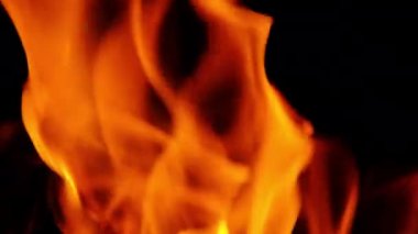 Siyah arka planda izole edilmiş ateş hattı ya da alevler. 4K çözünürlüğü. Şöminede ateş yanıyor.