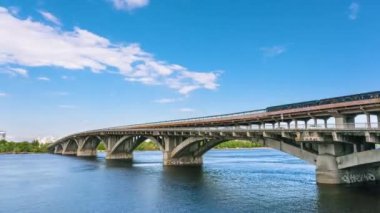 Metro treni Ukrayna, Kyiv 'deki metro köprüsünden geçiyor. Metro ve metro köprüsü ve güzel gökyüzü