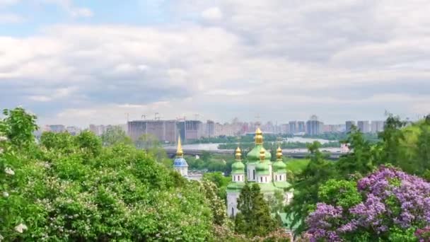 ライラックの開花でキエフ、ドニプロ川とキエフの左岸に表示されます。植物園からキエフの左岸の景色. — ストック動画