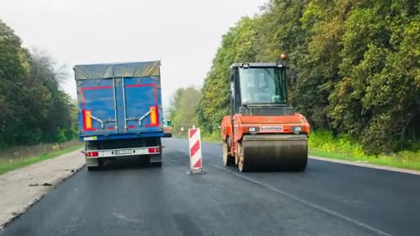 Construction de routes et processus de pose d'asphalte. Pavage d'asphalte. — Video