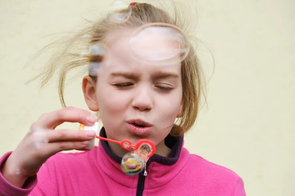 Girl smiling and blowing soap bubbles. Funny outdoors activity — Stock Photo, Image