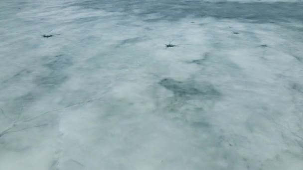 Rapide et rapide Vue rapprochée du drone sur la glace sur le lac ou la rivière. Fissuration et fonte de la glace sur l'eau — Video