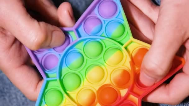 Close up Pop It Antistress hra vrtění. Pop Fidget Sensory Toy for Autism Special Needs Stress Relief. Silikonový tlakový hračka v podobě hvězdy pro děti, Dospělí. Video rozlišení 4k. — Stock video