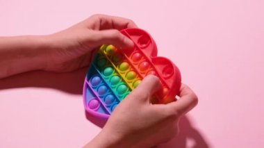 Stres önleyici oyun oynuyoruz. Pop Fidget Duyusal Otizm Oyuncağı Özel Stres Rahatlaması Gerekiyor. Silikon Basınç Rahatlatıcı Oyuncak Çocuklar, Çocuklar ve Yetişkinler için yıldız şeklinde. 4k çözünürlük videosu.