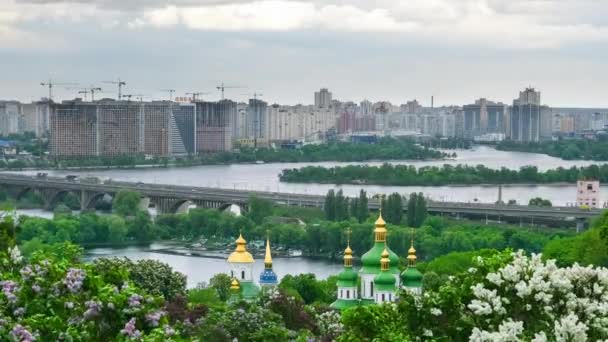 Pohled na levý břeh Kyjeva, řeku Dnipro a Kyjev v kvetoucích šeřících. Pohled na levý břeh Kyjeva z botanické zahrady. — Stock video