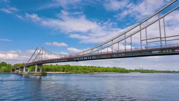 Hermosa vista sobre el puente peatonal Parkovy en Kiev, Ucrania. 4k resolución lapso de tiempo de vídeo — Vídeo de stock
