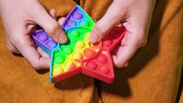 Sluiten Pop It Antistress spel fidget. Pop Fidget Sensory Toy voor Autisme Special Needs Stress Relief. Siliconen drukontlastend speelgoed in de vorm van een ster voor kinderen, volwassenen. 4k resolutie video. — Stockvideo