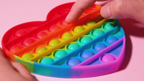 Pop it Antistress spel fidget. Pop Fidget Sensory Toy för Autism Specialbehov Stress lättnad. Silikon tryck lindra leksak i form av stjärna för barn, barn, vuxna. 4k upplösning video. — Stockvideo