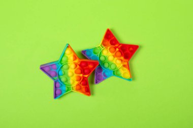 Stres önleyici oyun oynuyoruz. Pop Fidget Duyusal Otizm Oyuncağı Özel Stres Rahatlaması Gerekiyor. Silikon Basınç Rahatlatıcı Oyuncak Çocuklar, Çocuklar, Yetişkinler için Yıldız.