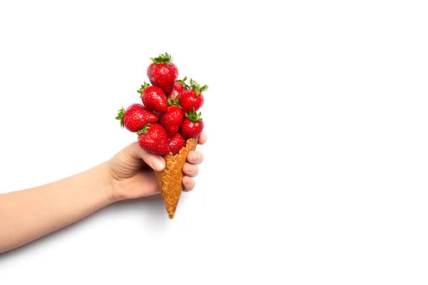 Παγωτό χωνάκι γεμάτο ώριμες φράουλες που απομονώνονται σε λευκό φόντο. Γυναικείο χέρι που κρατάει κώνο βάφλας με ώριμες φράουλες. Banner με χώρο αντιγραφής — Φωτογραφία Αρχείου