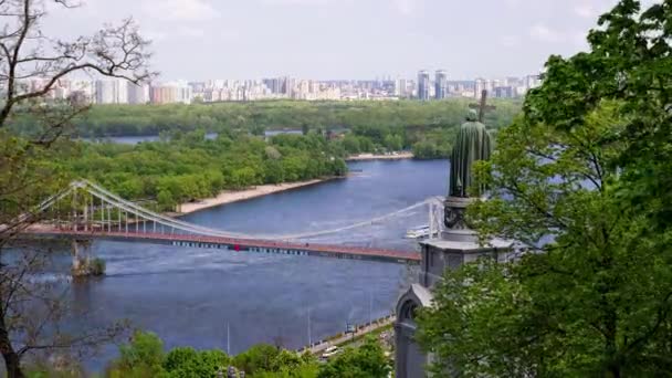 Прекрасний краєвид на парковський міст і пам'ятник Святому Володимиру Київському в Києві, Україна. 4k resolution time lapse video. — стокове відео