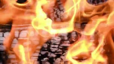 Şöminede ateş yanıyor. Yavaş çekimde ve alevlerle ızgarada yanan çok sıcak kömürlere yaklaş.