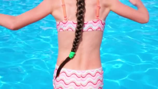 Szczęśliwa zabawa kochająca dziewczyna skacząc i nurkując do basenu na imprezie przy basenie w letni słoneczny dzień. Zwolnij trochę. Rozdzielczość HD wideo — Wideo stockowe