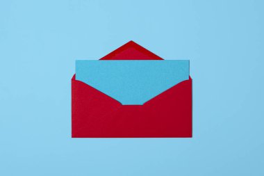 Mavi arka planda kırmızı zarf olan boş mavi kart. Şablon ya da maket. Kopyalama alanı olan pankart