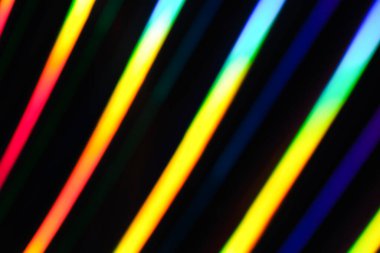 Karanlık arka planda neon gökkuşağı şeritleri. Yumuşak odak Soyut gökkuşağı renk dalgası yatay arkaplanı soyar.