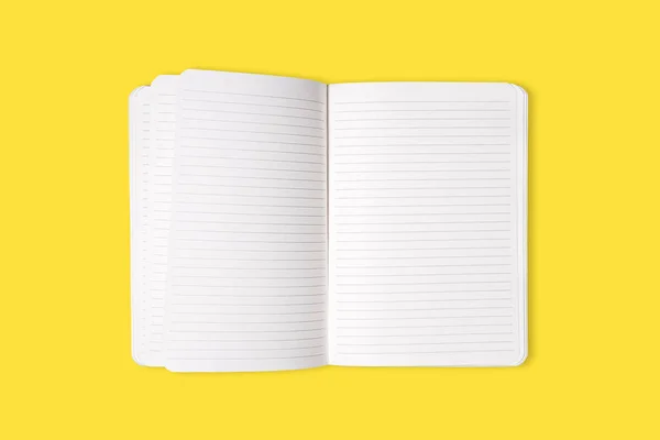 Escritório aberto em branco Bloco de notas ou notebook isolado em fundo amarelo. Faz asneira. Vista superior. — Fotografia de Stock