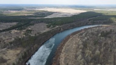 Ukrayna 'da buzların çözülmesi ve Desna nehri üzerindeki insansız hava aracı görüntüsü. İlkbaharın başlarında buzlu nehrin kuş bakışı manzarası