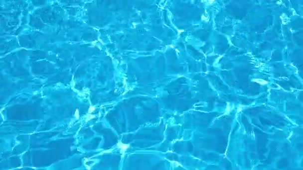 Água azul transparente pura na piscina com reflexos de luz. Vídeo de resolução HD. Movimento lento Textura de água na piscina. — Vídeo de Stock