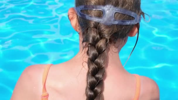 Närbild Glad rolig kärleksfull flicka hoppa och dyka i poolen på en pool fest på sommaren solig dag. Slow motion HD-video. — Stockvideo