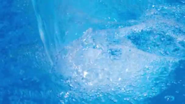 Acqua frizzante traboccante blu trasparente in vasca idromassaggio o piscina. Banner video risoluzione full HD. Getto decorativo o cascata d'acqua in piscina. Video al rallentatore. — Video Stock