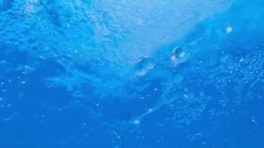 Jakuzide ya da yüzme havuzunda taşan parlak mavi şeffaf su. Video pankartı tam HD çözünürlükte. Dekoratif jet ya da havuzda su şelalesi. Yavaş çekim videosu