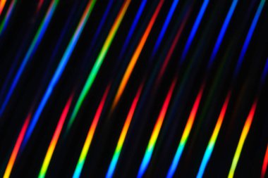 Holografik neon arkaplan. Karanlık arka planda neon gökkuşağı şeritleri. Yumuşak odak Soyut gökkuşağı renk dalgası yatay arkaplanı soyar