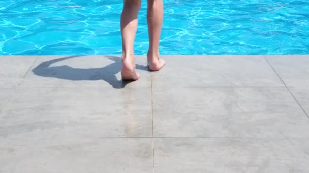 Diversão feliz menina amorosa pulando e mergulhando na piscina em uma festa na piscina no verão dia ensolarado. Lento movimento HD resolução de vídeo. Banner de vídeo com espaço de cópia — Vídeo de Stock