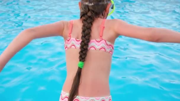 Zamknij Happy fun kochająca dziewczyna z długimi włosami skakanie i nurkowanie do basenu na imprezie przy basenie w letni słoneczny dzień. Spowolnienie ruchu HD rozdzielczość wideo — Wideo stockowe