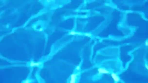 Reines, transparentes blaues Wasser im Schwimmbad mit Lichtreflexen. Video in 4k Auflösung. Textur des Wassers im Schwimmbad — Stockvideo