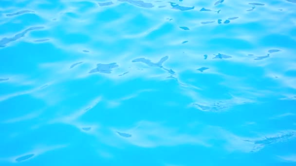 Nyugodt tiszta átlátszó kék víz a medencében fényvisszaverődéssel. Teljes HD felbontású lassított felvétel. A víz szerkezete az úszómedencében — Stock videók