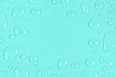 Pastel mavisi ya da turkuaz arka planda su damlaları. Su dokusu kapanıyor. Arkaplan camı su damlalarıyla kaplı. Su kabarcıkları.