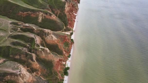Drone vue aérienne sur les falaises rocheuses et la mer profonde. Montagnes et mer Noire. — Video