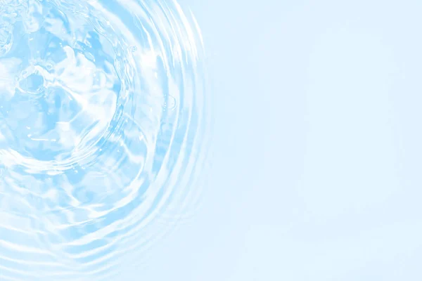 Surface de l'eau de piscine transparente bleu clair texture avec des cercles sur l'eau. Fond nature abstrait à la mode. Vagues d'eau en lumière du soleil longue bannière avec espace de copie. — Photo