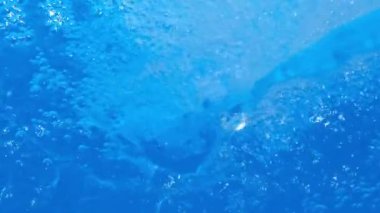Jakuzide ya da yüzme havuzunda taşan parlak mavi şeffaf su. Video pankartı tam HD çözünürlükte. Dekoratif jet ya da havuzda su şelalesi. Yavaş çekim videosu