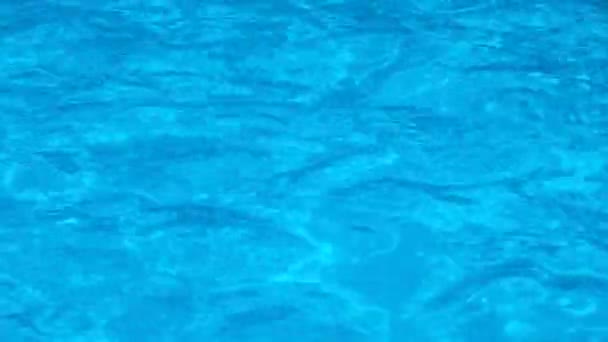 Água azul transparente pura na piscina com reflexos de luz. Vídeo de resolução 4k. Textura de água na piscina. — Vídeo de Stock