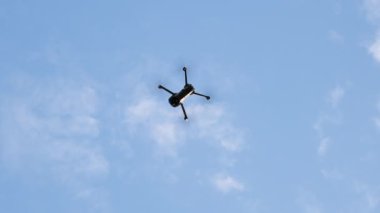 İHA ya da helikopter gökyüzüne yükseliyor. Dibe vurun. Yukarıdan fotoğraf ve video çekmek için modern teknolojiler. Kameralı bir kuadkopter..