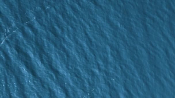 Vue aérienne sur la mer ou l'océan avec un beau motif de vagues. Paysages vue de l'eau de mer bleu marin ou turquoise sans fin dans la journée d'été. Ondulations à la surface de l'eau — Video