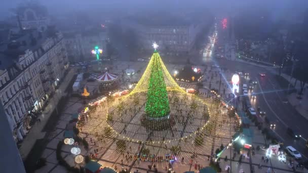 Kyiv, Ukraine - January 03, 2021: View on Sofiyskaya Square in Kyiv city centre and beautiful New Year Tree. Main New Year tree in Kyiv in 2021 — Stock Video