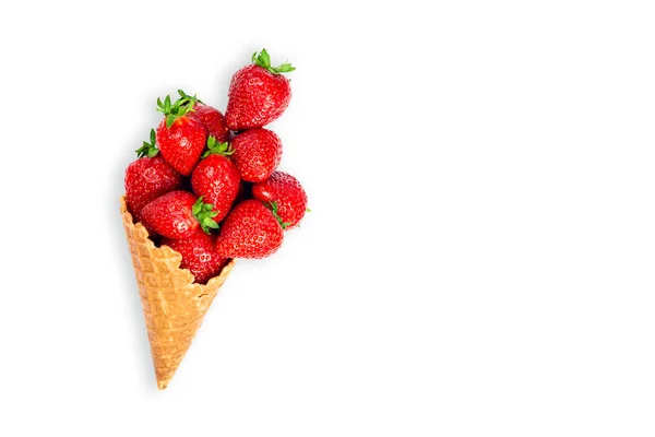 Cono de helado lleno de fresas maduras aisladas sobre fondo blanco. Cono de gofre con fresas maduras. Banner con espacio de copia —  Fotos de Stock