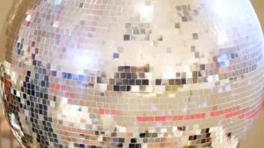 Parlak büyük altın disko topu yakından dönüyor. 4k çözünürlüklü video. Dönen retro disko topu arkaplanı