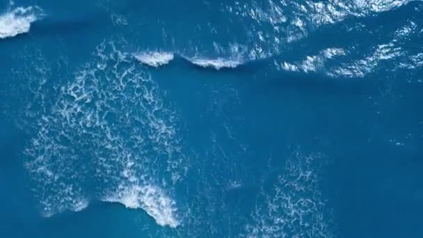 美しい波のパターンと海の泡と海や海の上の空中ビュー。夏の日に無限のアクアマリンブルーやターコイズブルーの海の景色. — ストック動画