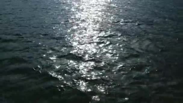 Krásná lesklá měsíční stezka na hladině moře. Letecký výhled na klidné moře nebo oceán s krásnou měsíční reflexní silnici. Nekonečná akvamarínová mořská voda v létě večer. Zobrazení helikoptéry Dron — Stock video