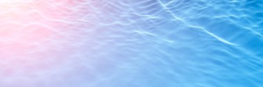 Mavi ve pembe şeffaf yüzme havuzu suyundaki ışığın yansıması. Moda soyut dalgalı arka plan. Güneş ışığı pankartıyla su dalgaları. Kopyalama alanı olan uzun pankart.