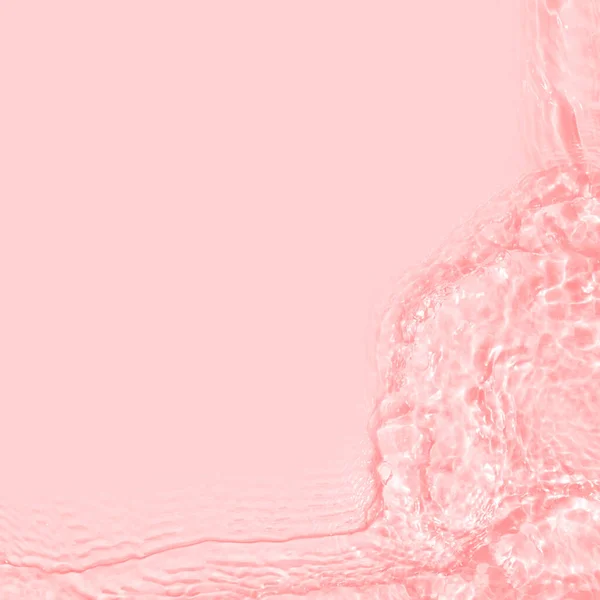 Textura del suero de cerca. Fondo de gel líquido rosa claro. Muestra transparente del cuidado de la piel de la belleza. Mancha de crema líquida transparente cosmética. Banner cuadrado transparente de la muestra del producto del cuidado de la piel con espacio de copia. — Foto de Stock